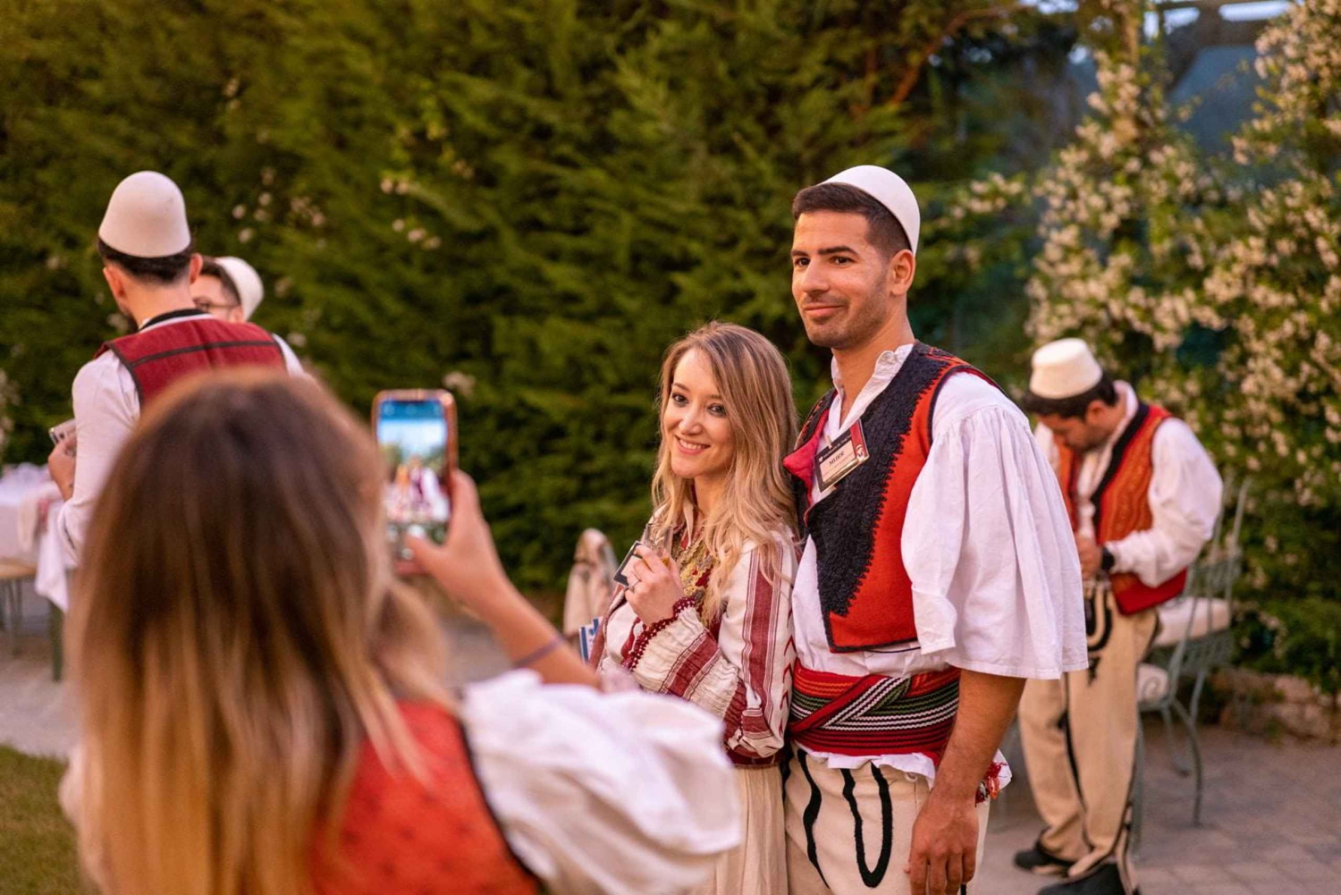 Tirana : Visite de la ville et spectacle nocturne albanais avec dîner