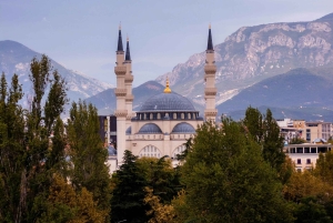 ティラナ：食事と飲み物の試飲付きガイド付き自転車ツアー