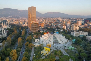 Paseo por Tirana, ¡Camina y prueba Qofte y Raki!