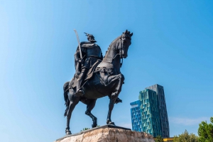 Tirana Stroll Tour, caminhada e degustação de Qofte e Raki!