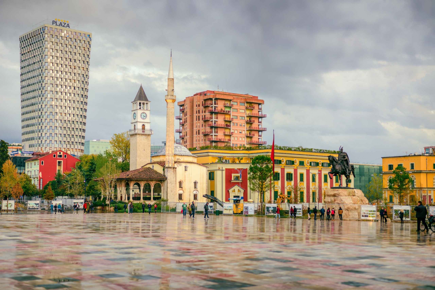 Tirana: Hightlights Tour with Lunch & Experienced Guide.