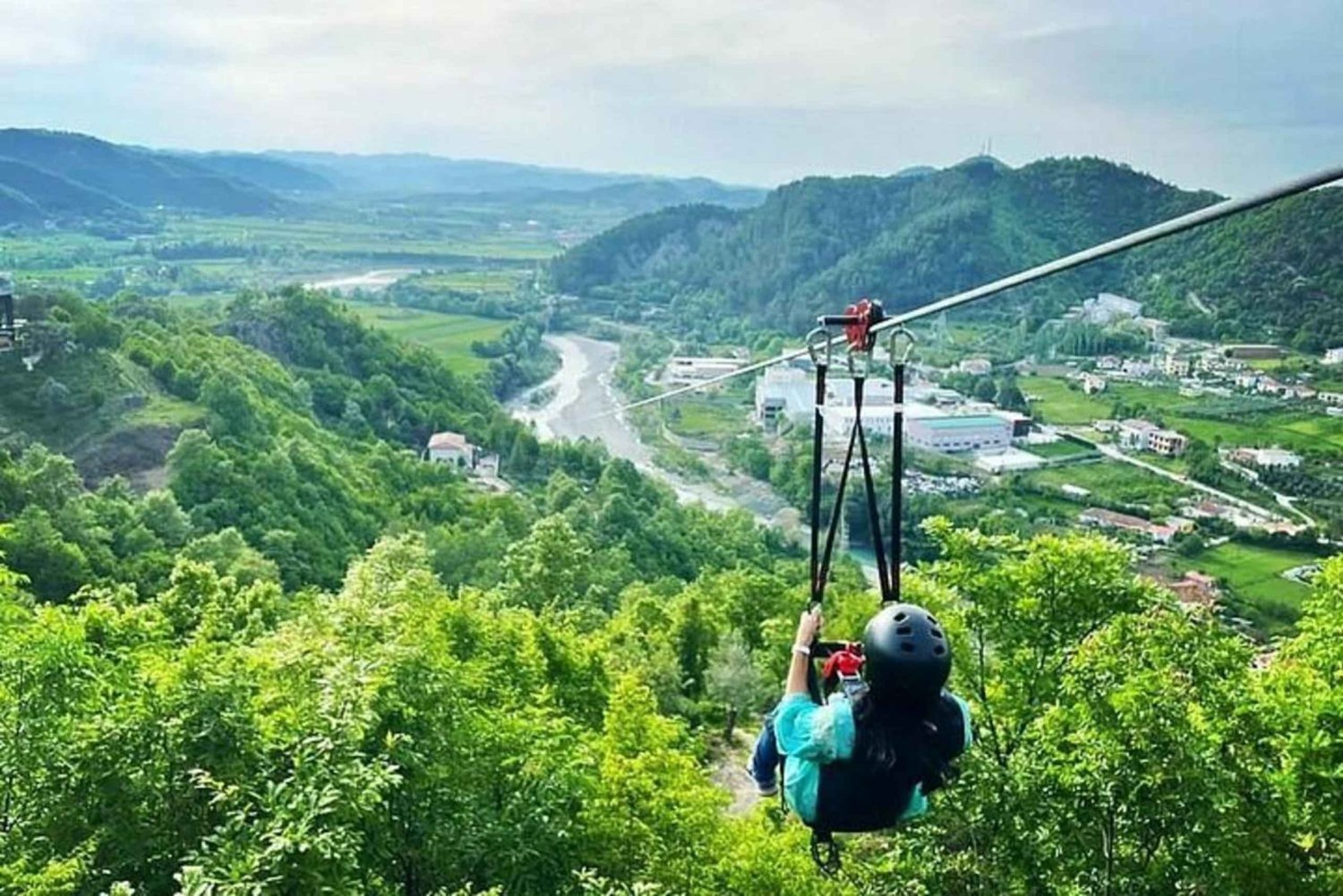 Tirana : visite du château de Petrela et de la grotte noire avec déjeuner local