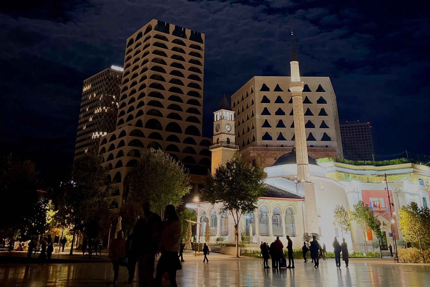 Tirana: Private Nachttour mit Kaffee und Cocktail