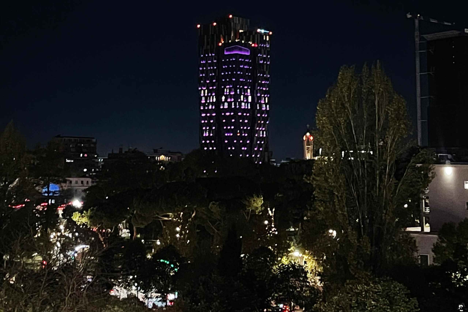 Tirana : visite nocturne privée avec café et cocktail