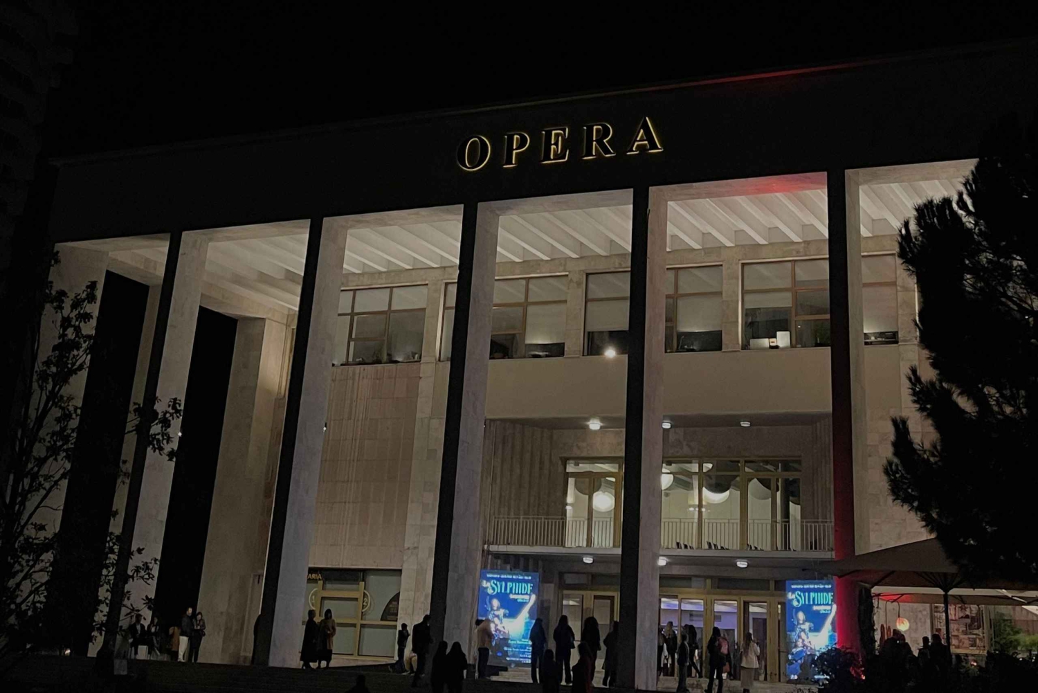 Tirana : visite nocturne privée avec café et cocktail