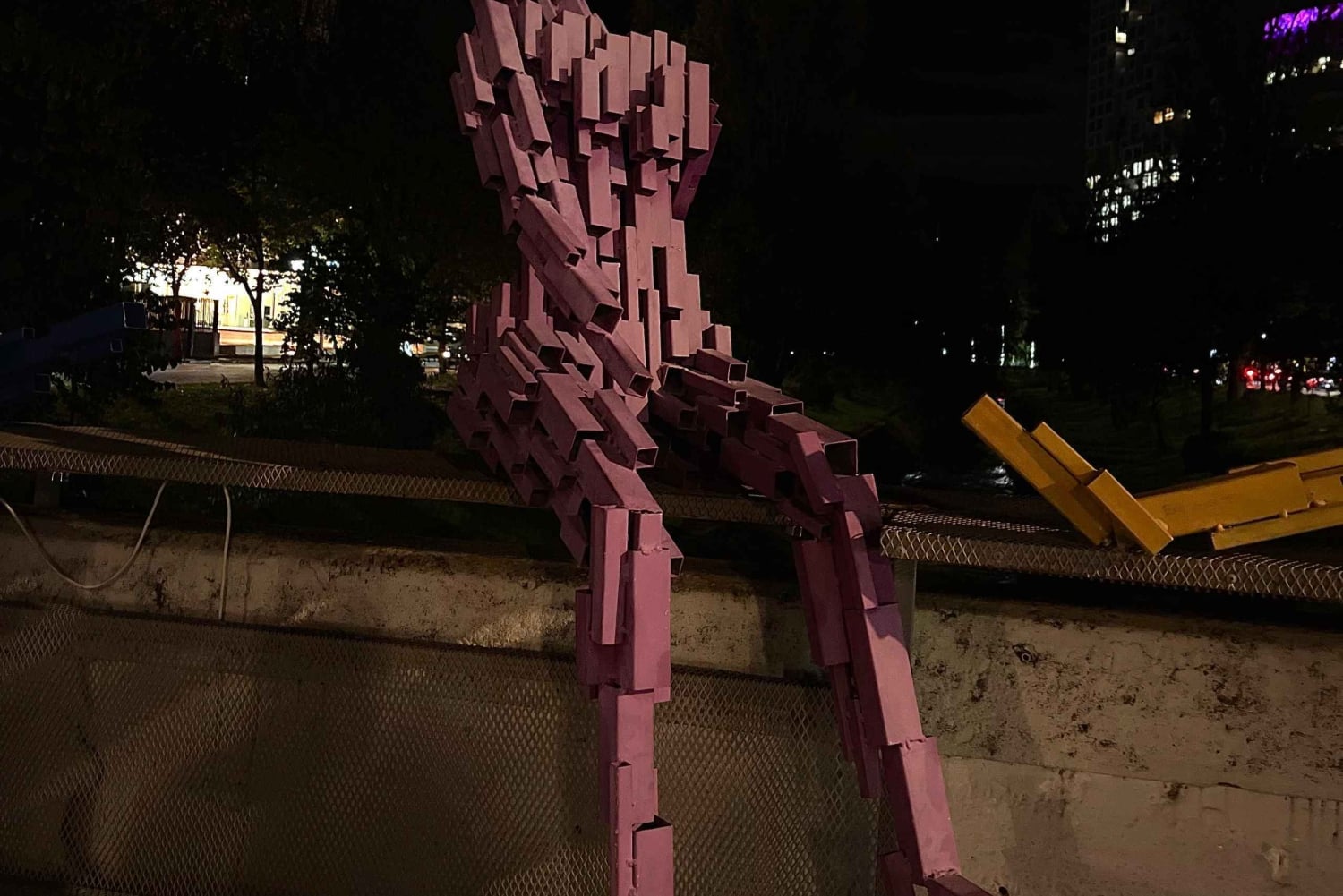 Tirana : visite nocturne privée avec café et cocktail