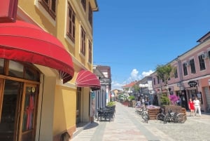 Tirana: Private Nachttour mit Kaffee und Cocktail