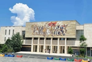 Tirana: Private Nachttour mit Kaffee und Cocktail