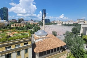 Tirana: Private Nachttour mit Kaffee und Cocktail