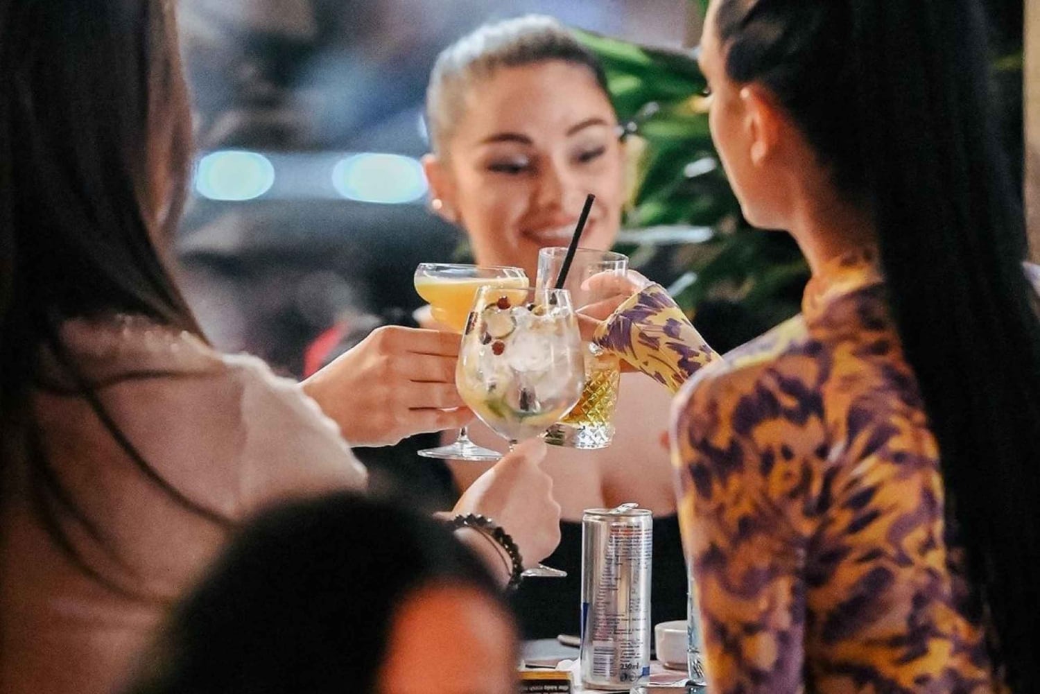 Tirana : expérience dans un pub avec cartes de tarot et 5 cocktails