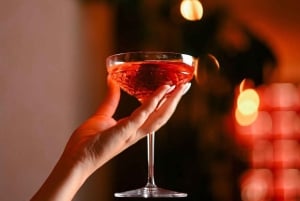 Tirana : expérience dans un pub avec cartes de tarot et 5 cocktails