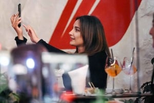 Tirana : expérience dans un pub avec cartes de tarot et 5 cocktails