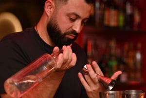 Tirana : expérience dans un pub avec cartes de tarot et 5 cocktails