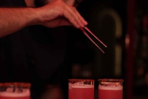 Tirana : expérience dans un pub avec cartes de tarot et 5 cocktails