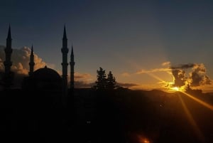 Tirana: Visita guiada a pie de temática romántica