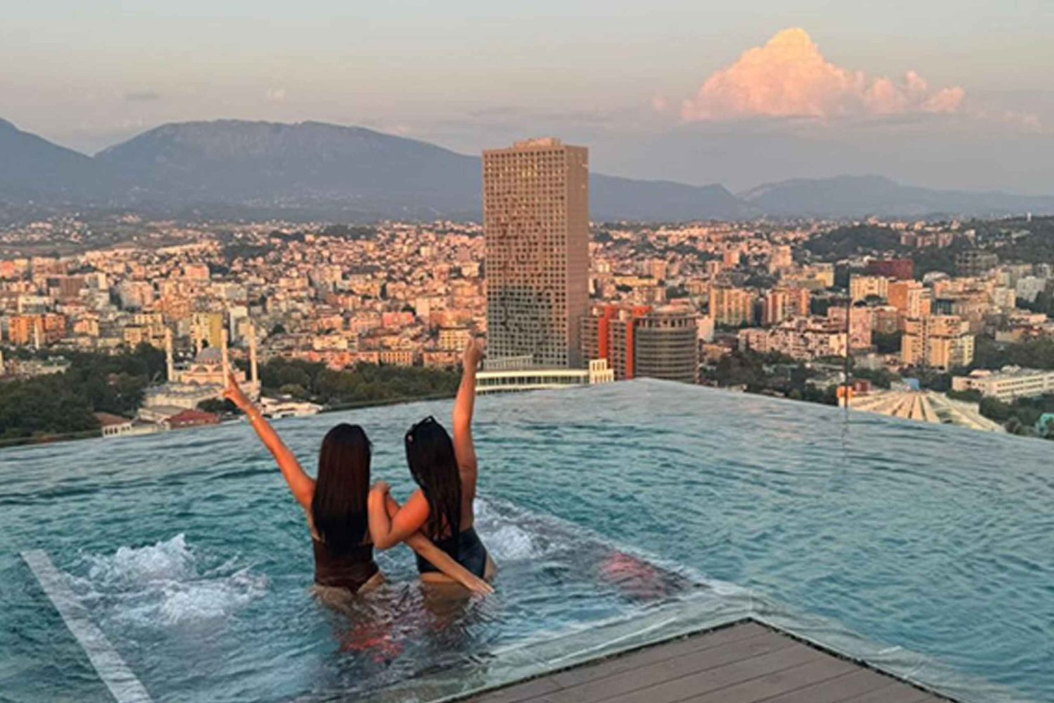 Tirana: piscina y jacuzzi en la azotea