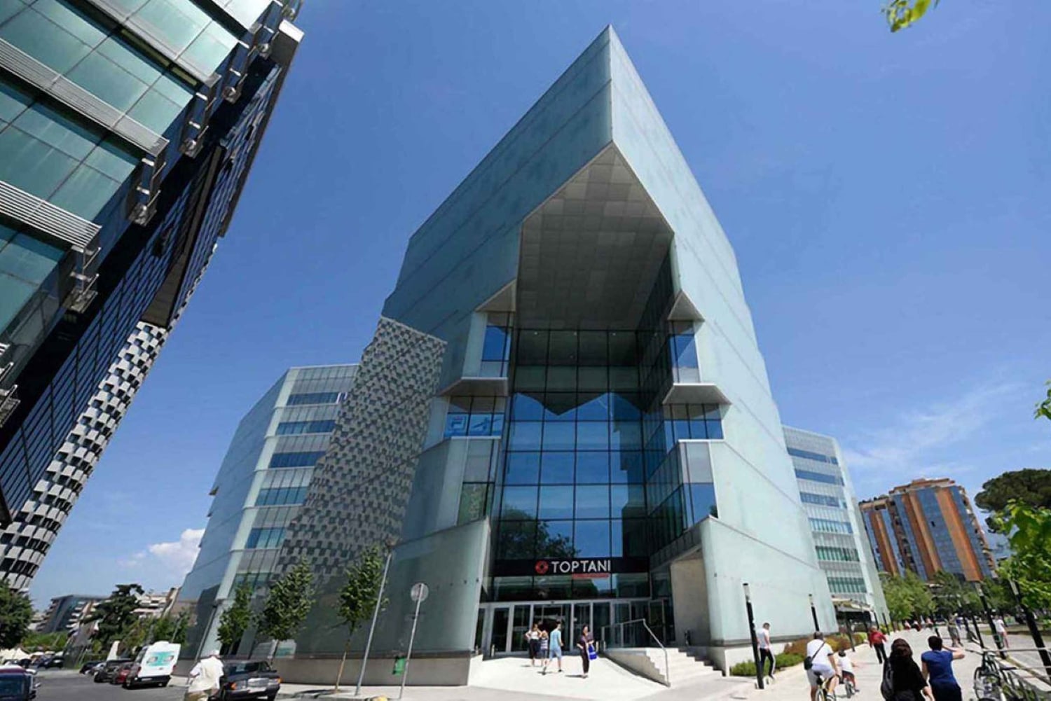 Tirana: Shoppingtur, moderne kjøpesentre, lokale basarer og slott