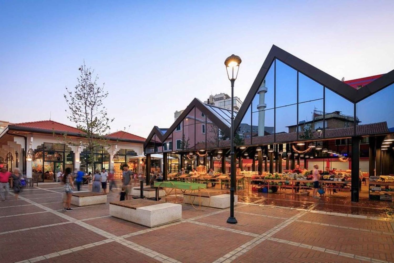 Tirana: Shoppingtur, moderne kjøpesentre, lokale basarer og slott