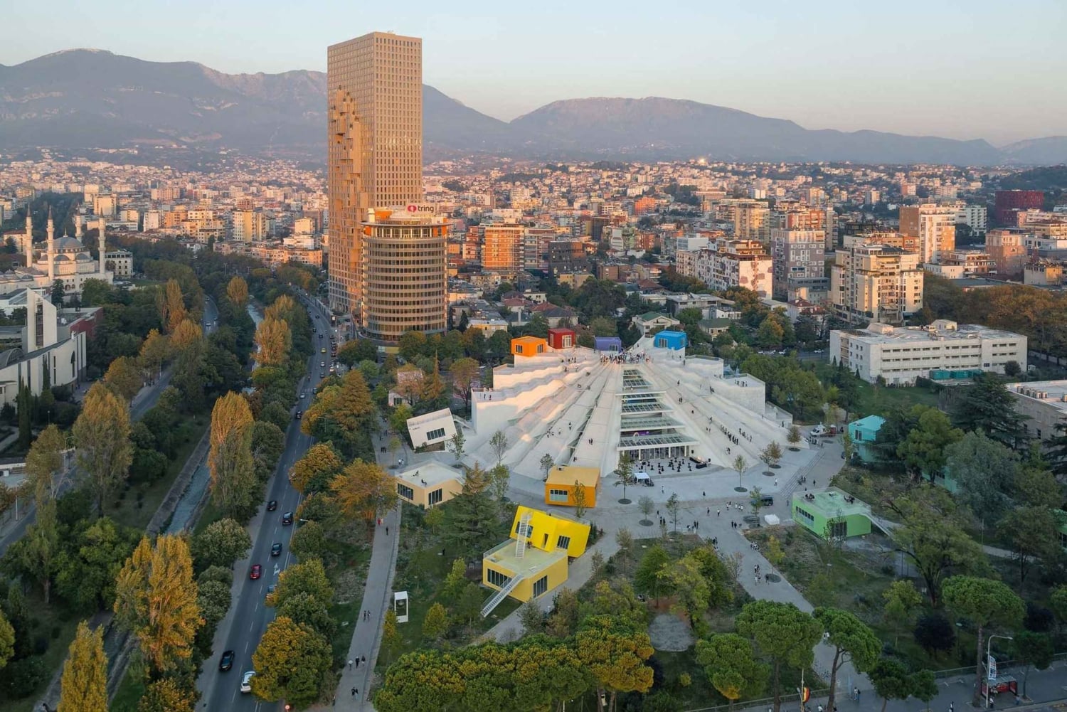 Paseo por Tirana, ¡Camina y prueba Qofte y Raki!