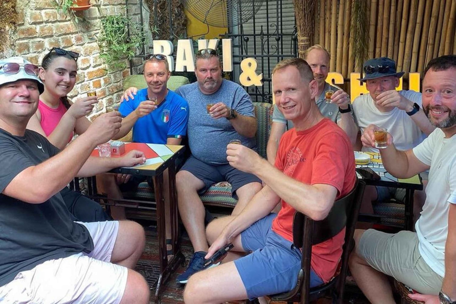 Paseo por Tirana, ¡Camina y prueba Qofte y Raki!