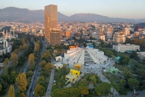 Paseo por Tirana, ¡Camina y prueba Qofte y Raki!