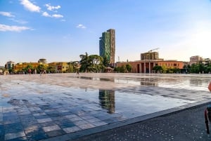 Paseo por Tirana, ¡Camina y prueba Qofte y Raki!