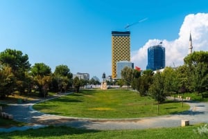 Paseo por Tirana, ¡Camina y prueba Qofte y Raki!