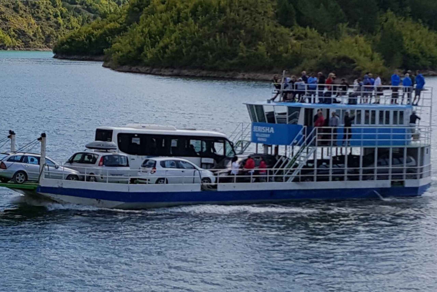 Tirana till Valbona Buss med färja på sjön Koman