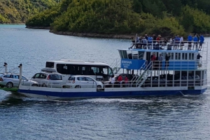 Tirana till Valbona Buss med färja på sjön Koman