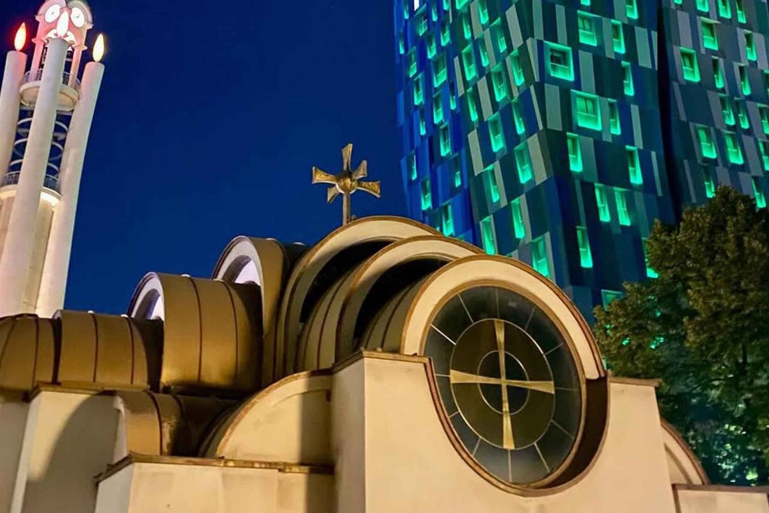 ティラナのウォーキングツアー＆Bunk'Art 2の入口をご案内します