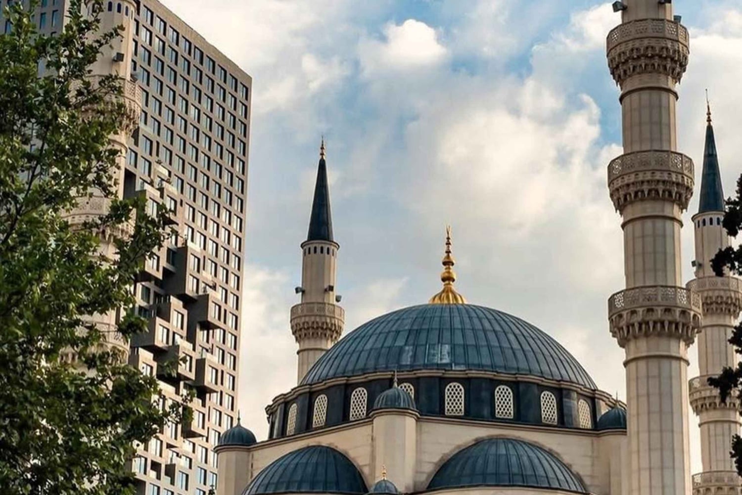 ティラナのウォーキングツアー＆Bunk'Art 2の入口をご案内します