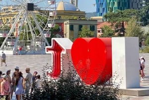 ティラナのウォーキングツアー＆Bunk'Art 2の入口をご案内します