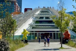 ティラナのウォーキングツアー＆Bunk'Art 2の入口をご案内します