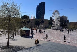 Tirana : visite à pied avec accès à la loge VIP du stade Arena Kombëtare