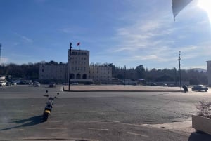 Tirana : visite à pied avec accès à la loge VIP du stade Arena Kombëtare
