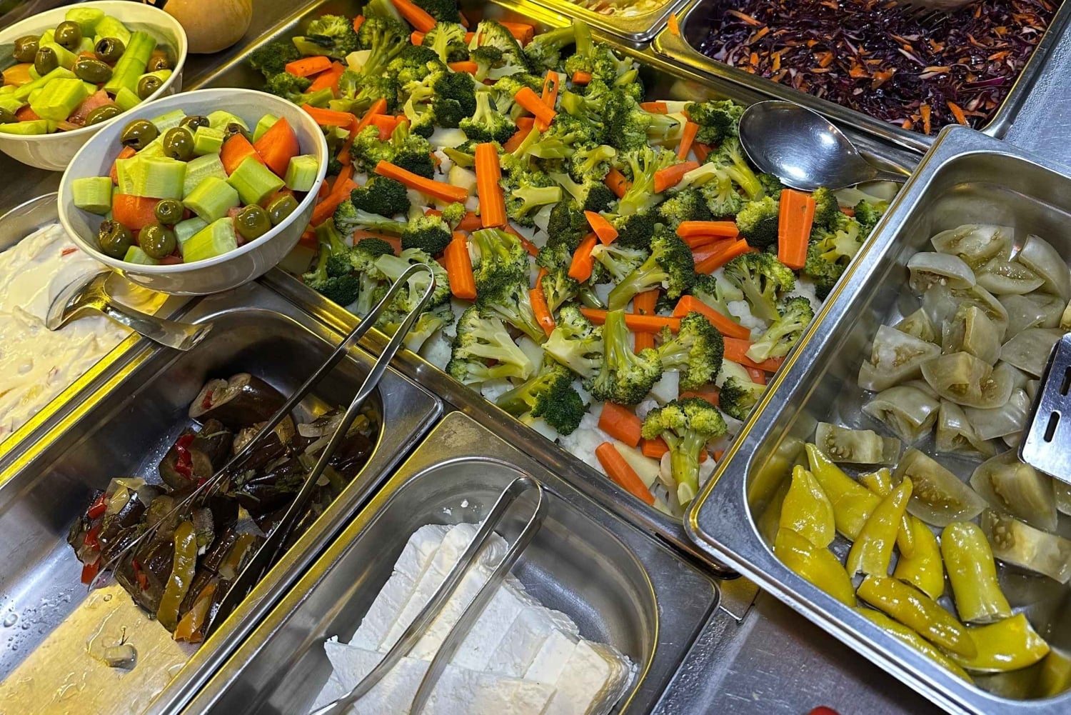 Refeição tradicional albanesa no Bukë Kripë e Zemer, Tirana