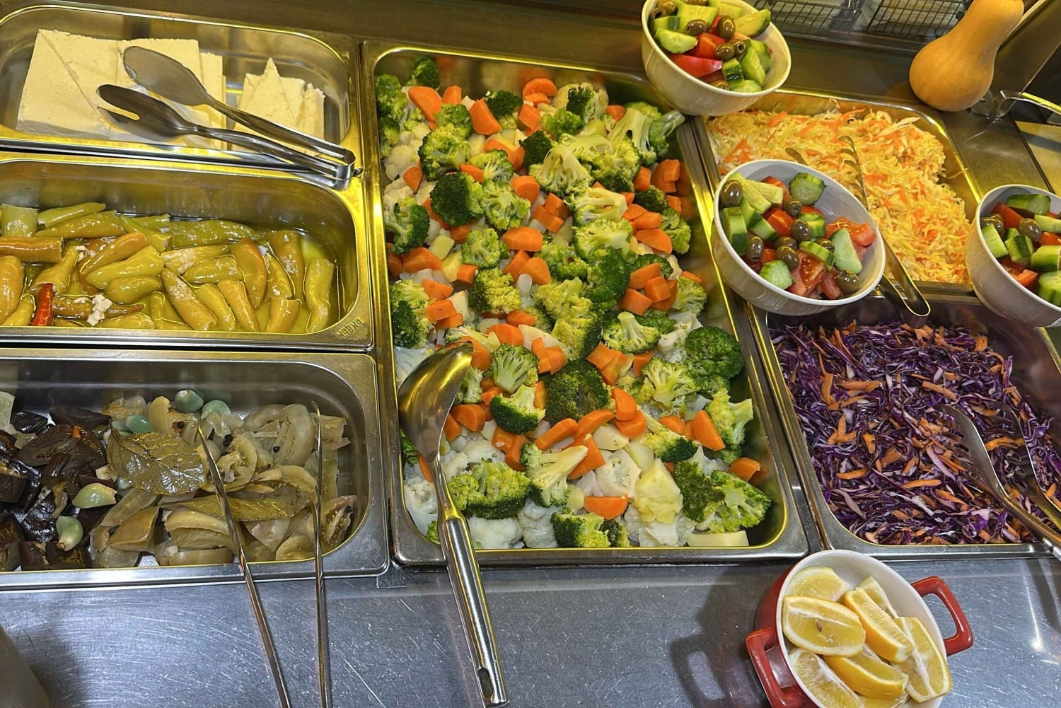 Refeição tradicional albanesa no Bukë Kripë e Zemer, Tirana