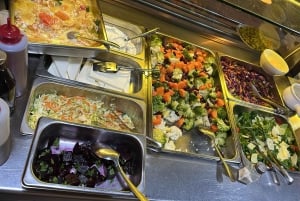 Refeição tradicional albanesa no Bukë Kripë e Zemer, Tirana