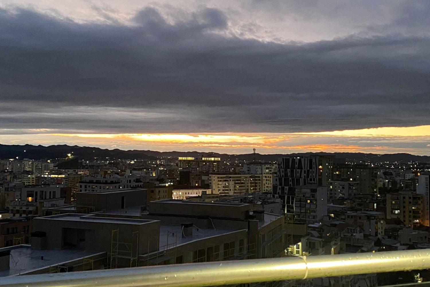 Тирана: между светом и тьмой