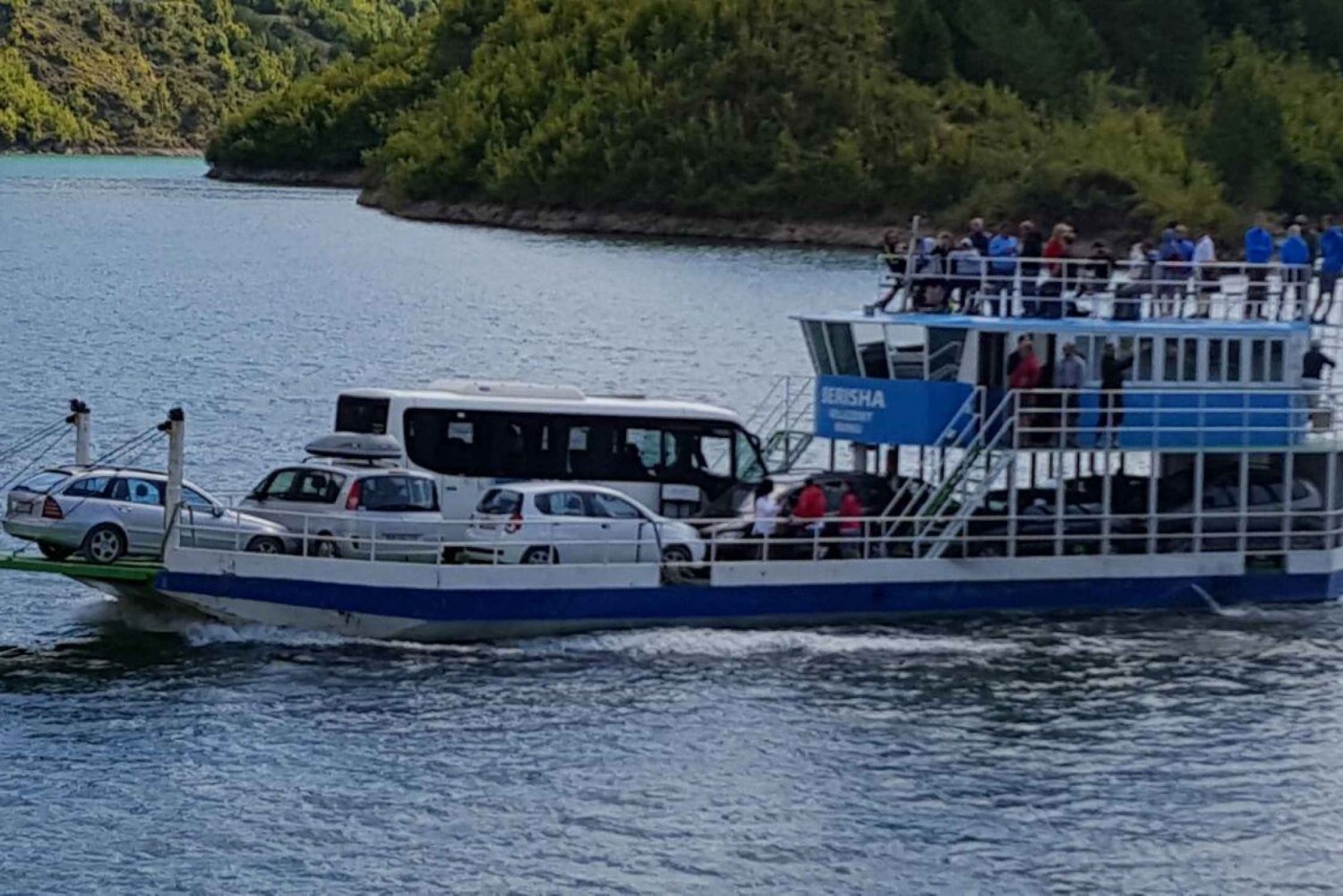 Valbona naar Tirana Bus met veerboot over het Koman meer