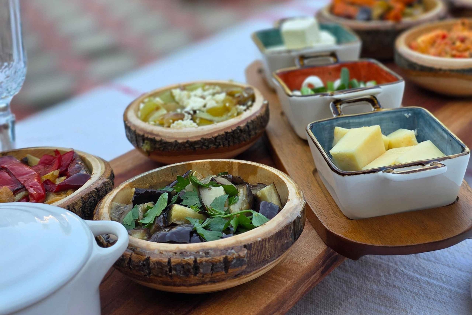 地元の庭園でのベジタリアンアルバニア料理ツアー – シュコダー