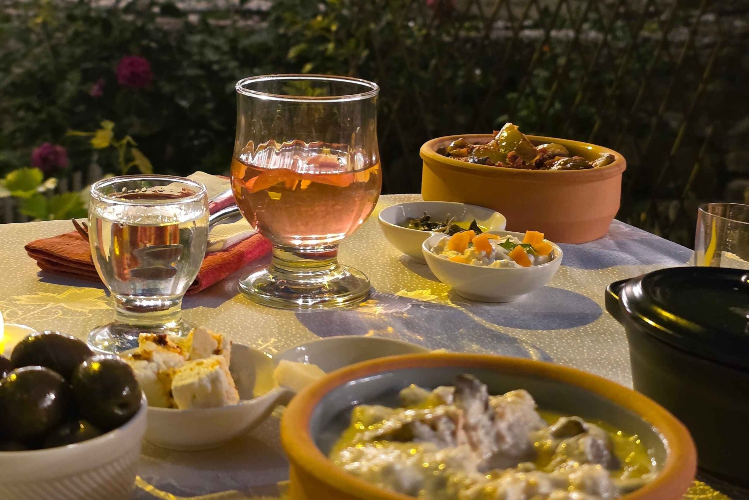 地元の庭園でのベジタリアンアルバニア料理ツアー – シュコダー