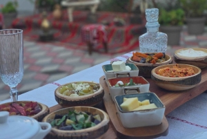 地元の庭園でのベジタリアンアルバニア料理ツアー – シュコダー