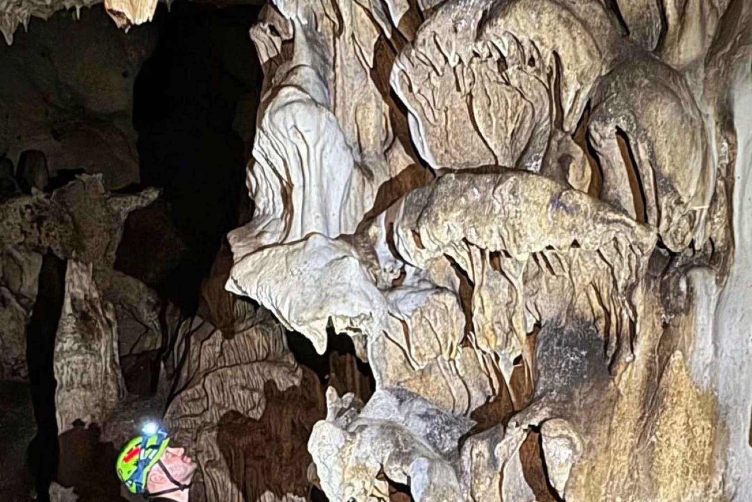 Wędrówka po wiosce Velça: wodospad Rasa i jaskinie