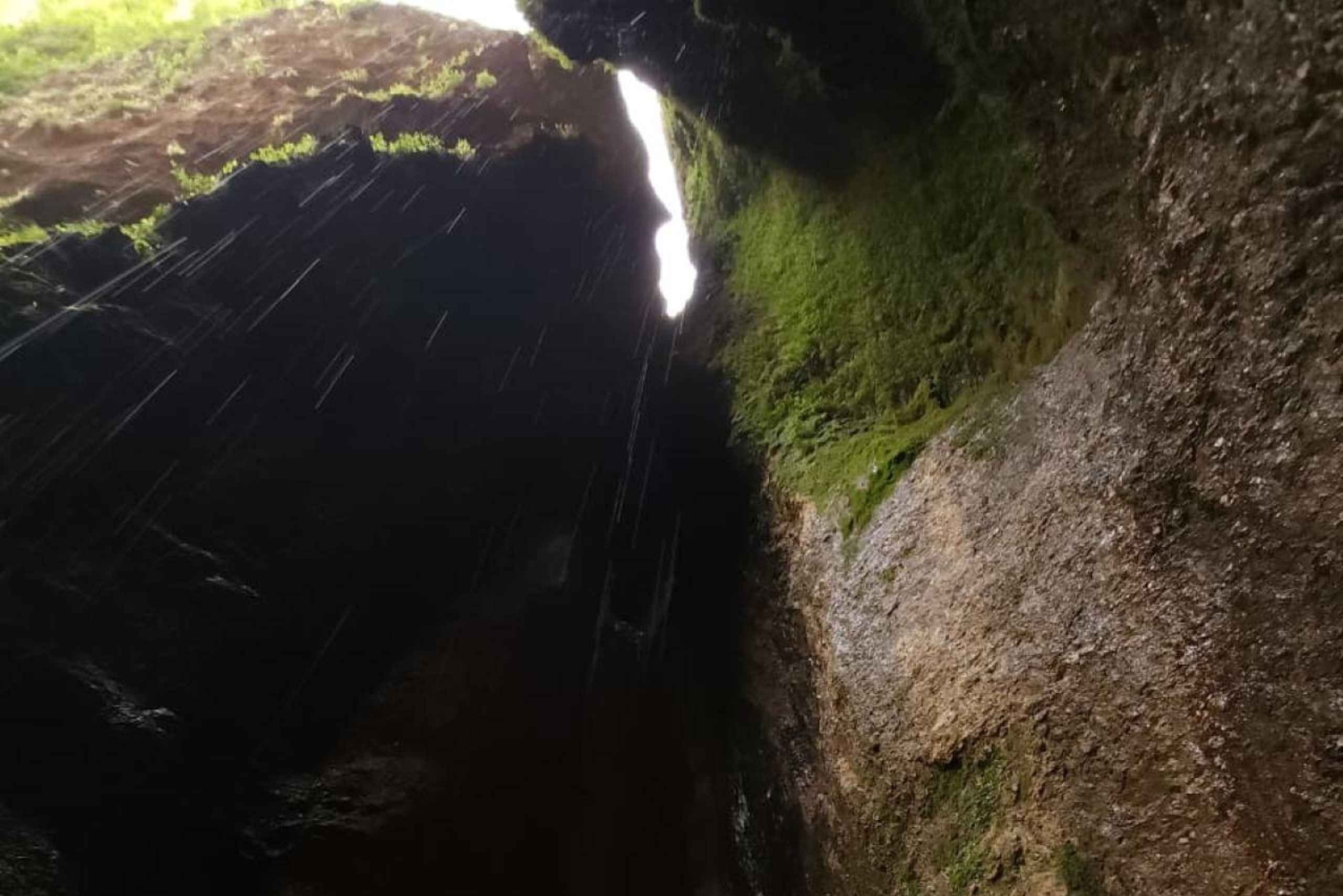 Wędrówka po wiosce Velça: wodospad Rasa i jaskinie