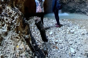 Wędrówka po wiosce Velça: wodospad Rasa i jaskinie