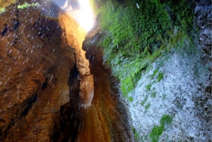 Wędrówka po wiosce Velça: wodospad Rasa i jaskinie