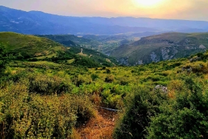 Wędrówka po wiosce Velça: wodospad Rasa i jaskinie