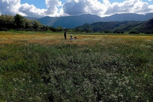 Wędrówka po wiosce Velça: wodospad Rasa i jaskinie