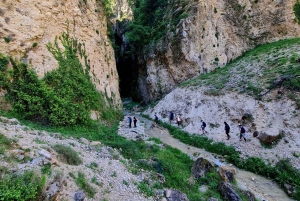 Wędrówka po wiosce Velça: wodospad Rasa i jaskinie